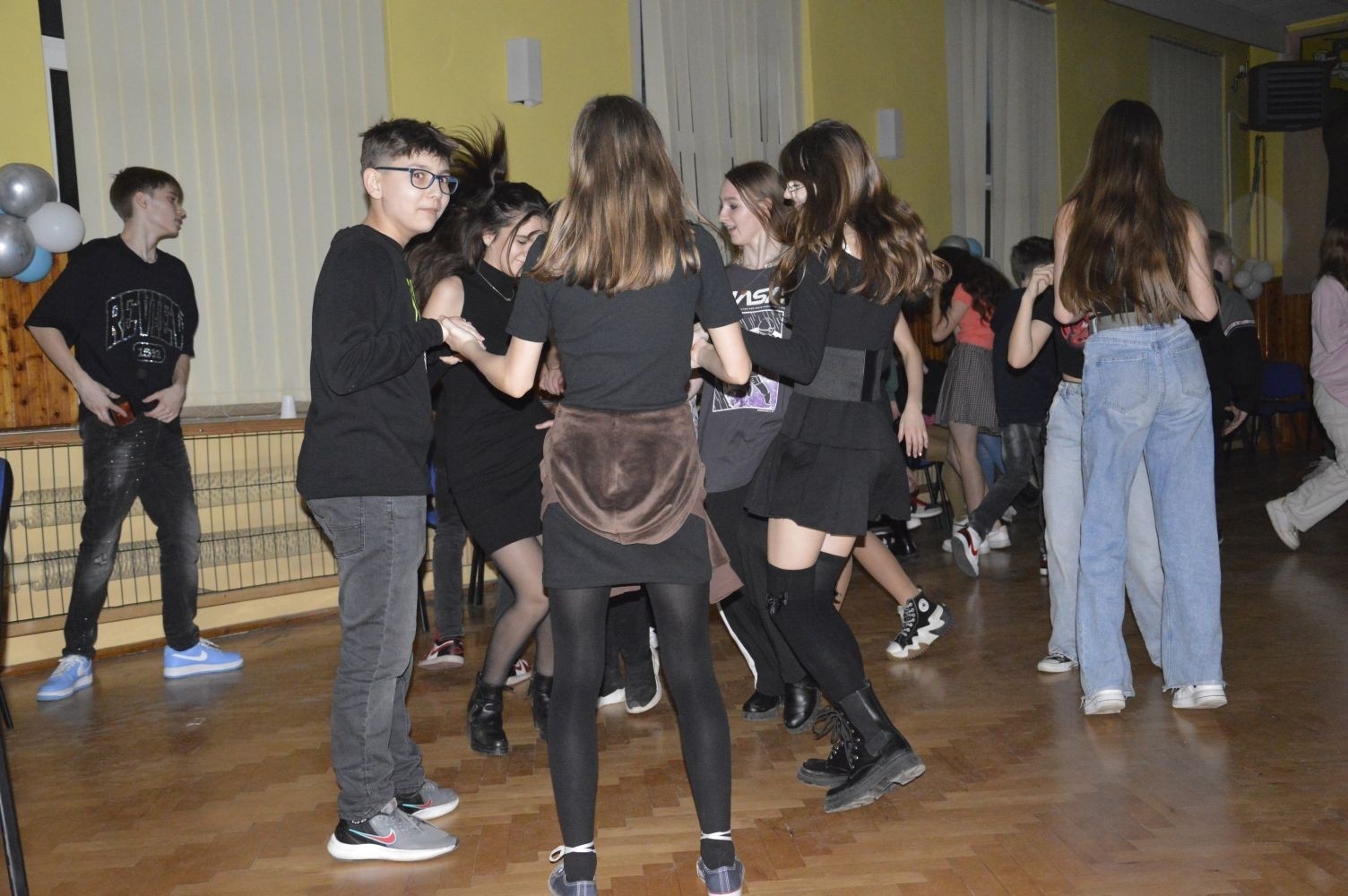 16 lutego w naszej szkole odbyły się dwa bale karnawałowe. Najpierw muzyka porwała do tańca uczniów klas 4-6, a później uczniów z klas 7-8. Radosny, szeroki uśmiech na twarzach naszych uczniów to najlepsze podsumowanie wspólnej zabawy. Pozostały wspomnienia, które będą nam towarzyszyć do kolejnego balu.