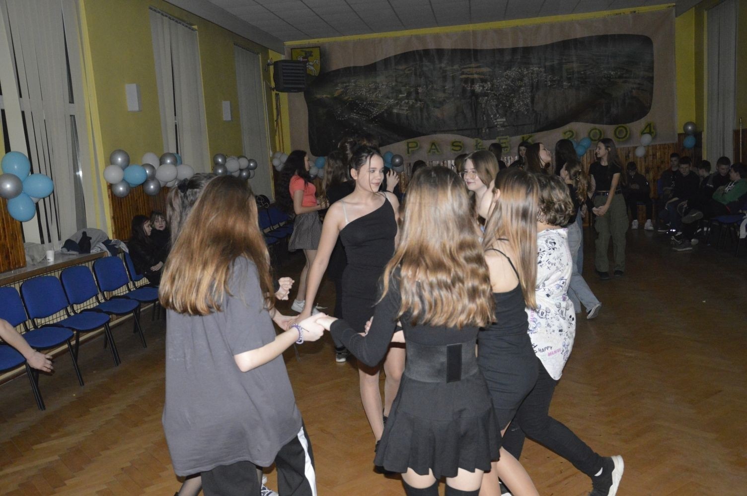 16 lutego w naszej szkole odbyły się dwa bale karnawałowe. Najpierw muzyka porwała do tańca uczniów klas 4-6, a później uczniów z klas 7-8. Radosny, szeroki uśmiech na twarzach naszych uczniów to najlepsze podsumowanie wspólnej zabawy. Pozostały wspomnienia, które będą nam towarzyszyć do kolejnego balu.