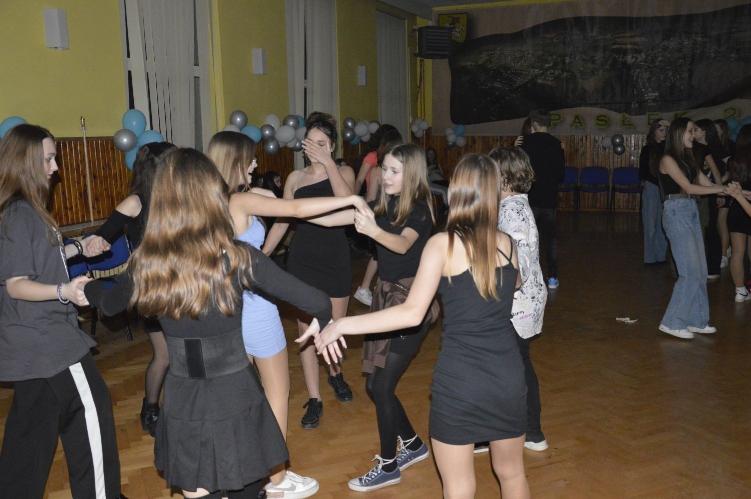 16 lutego w naszej szkole odbyły się dwa bale karnawałowe. Najpierw muzyka porwała do tańca uczniów klas 4-6, a później uczniów z klas 7-8. Radosny, szeroki uśmiech na twarzach naszych uczniów to najlepsze podsumowanie wspólnej zabawy. Pozostały wspomnienia, które będą nam towarzyszyć do kolejnego balu.