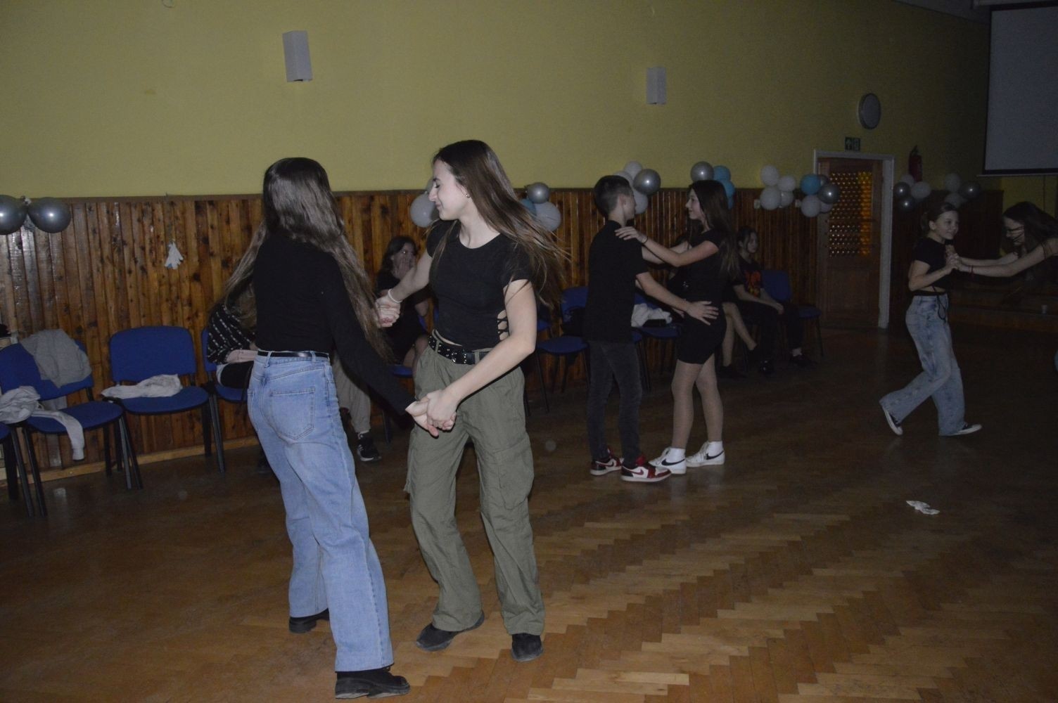 16 lutego w naszej szkole odbyły się dwa bale karnawałowe. Najpierw muzyka porwała do tańca uczniów klas 4-6, a później uczniów z klas 7-8. Radosny, szeroki uśmiech na twarzach naszych uczniów to najlepsze podsumowanie wspólnej zabawy. Pozostały wspomnienia, które będą nam towarzyszyć do kolejnego balu.