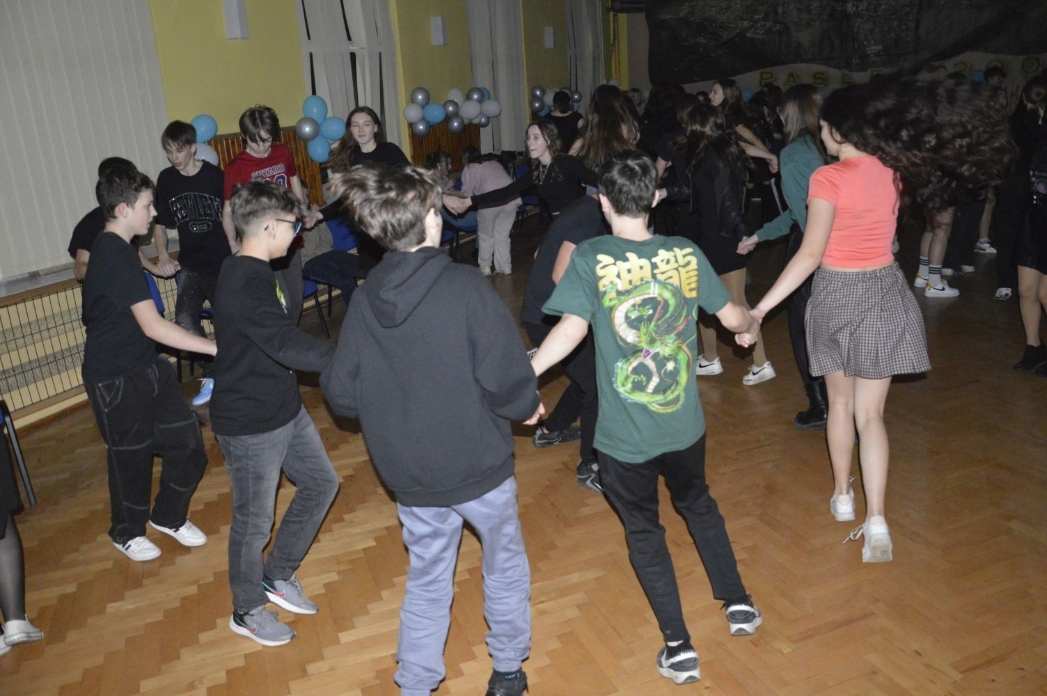 16 lutego w naszej szkole odbyły się dwa bale karnawałowe. Najpierw muzyka porwała do tańca uczniów klas 4-6, a później uczniów z klas 7-8. Radosny, szeroki uśmiech na twarzach naszych uczniów to najlepsze podsumowanie wspólnej zabawy. Pozostały wspomnienia, które będą nam towarzyszyć do kolejnego balu.