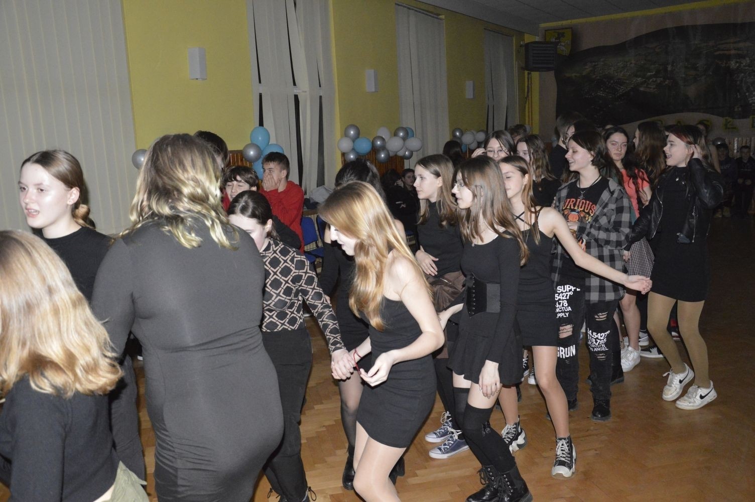 16 lutego w naszej szkole odbyły się dwa bale karnawałowe. Najpierw muzyka porwała do tańca uczniów klas 4-6, a później uczniów z klas 7-8. Radosny, szeroki uśmiech na twarzach naszych uczniów to najlepsze podsumowanie wspólnej zabawy. Pozostały wspomnienia, które będą nam towarzyszyć do kolejnego balu.