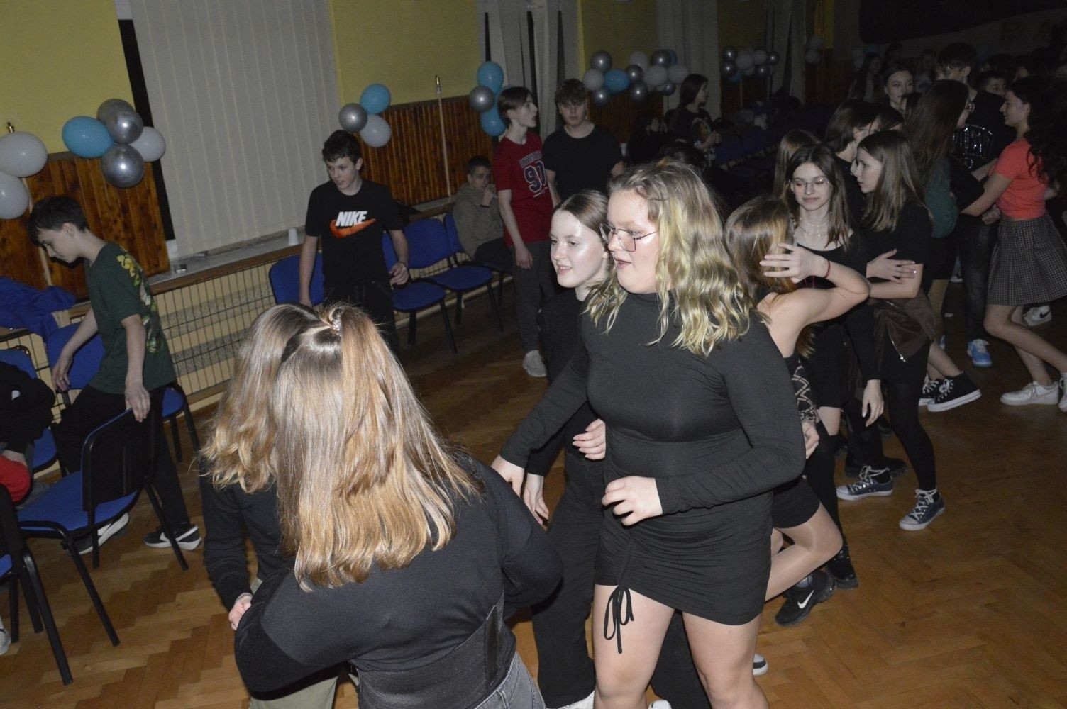 16 lutego w naszej szkole odbyły się dwa bale karnawałowe. Najpierw muzyka porwała do tańca uczniów klas 4-6, a później uczniów z klas 7-8. Radosny, szeroki uśmiech na twarzach naszych uczniów to najlepsze podsumowanie wspólnej zabawy. Pozostały wspomnienia, które będą nam towarzyszyć do kolejnego balu.