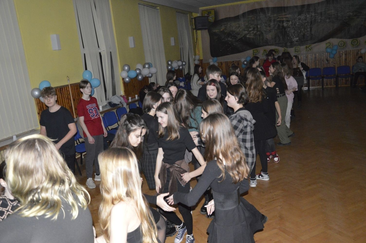 16 lutego w naszej szkole odbyły się dwa bale karnawałowe. Najpierw muzyka porwała do tańca uczniów klas 4-6, a później uczniów z klas 7-8. Radosny, szeroki uśmiech na twarzach naszych uczniów to najlepsze podsumowanie wspólnej zabawy. Pozostały wspomnienia, które będą nam towarzyszyć do kolejnego balu.