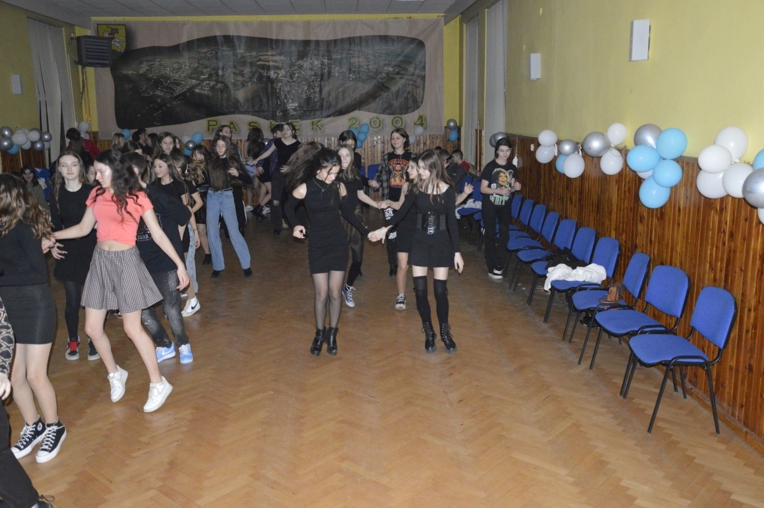 16 lutego w naszej szkole odbyły się dwa bale karnawałowe. Najpierw muzyka porwała do tańca uczniów klas 4-6, a później uczniów z klas 7-8. Radosny, szeroki uśmiech na twarzach naszych uczniów to najlepsze podsumowanie wspólnej zabawy. Pozostały wspomnienia, które będą nam towarzyszyć do kolejnego balu.