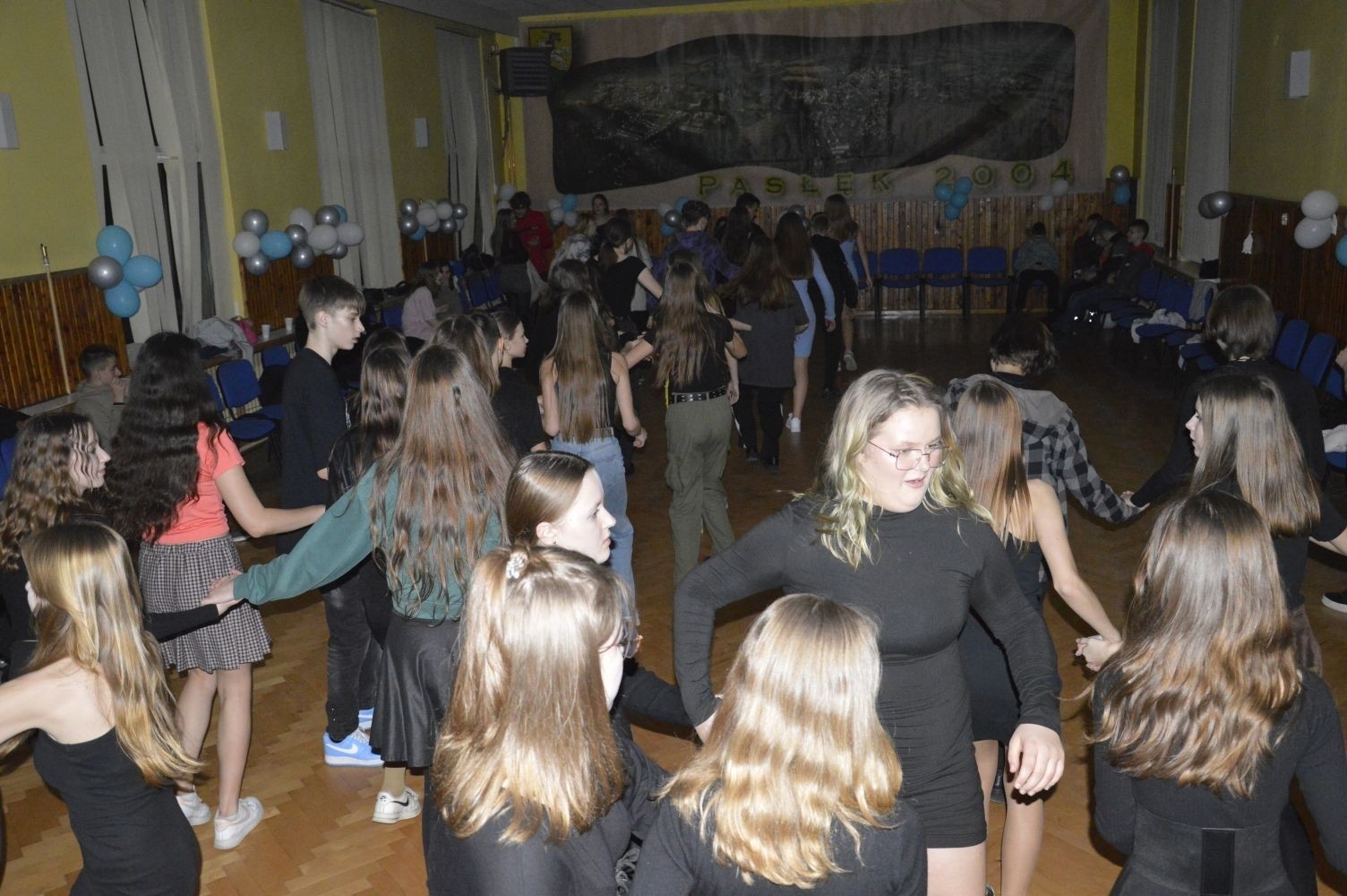 16 lutego w naszej szkole odbyły się dwa bale karnawałowe. Najpierw muzyka porwała do tańca uczniów klas 4-6, a później uczniów z klas 7-8. Radosny, szeroki uśmiech na twarzach naszych uczniów to najlepsze podsumowanie wspólnej zabawy. Pozostały wspomnienia, które będą nam towarzyszyć do kolejnego balu.