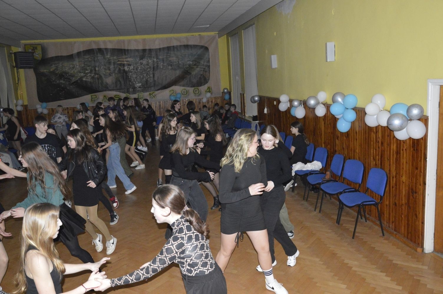 16 lutego w naszej szkole odbyły się dwa bale karnawałowe. Najpierw muzyka porwała do tańca uczniów klas 4-6, a później uczniów z klas 7-8. Radosny, szeroki uśmiech na twarzach naszych uczniów to najlepsze podsumowanie wspólnej zabawy. Pozostały wspomnienia, które będą nam towarzyszyć do kolejnego balu.