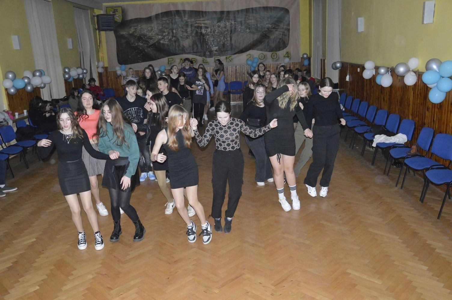 16 lutego w naszej szkole odbyły się dwa bale karnawałowe. Najpierw muzyka porwała do tańca uczniów klas 4-6, a później uczniów z klas 7-8. Radosny, szeroki uśmiech na twarzach naszych uczniów to najlepsze podsumowanie wspólnej zabawy. Pozostały wspomnienia, które będą nam towarzyszyć do kolejnego balu.