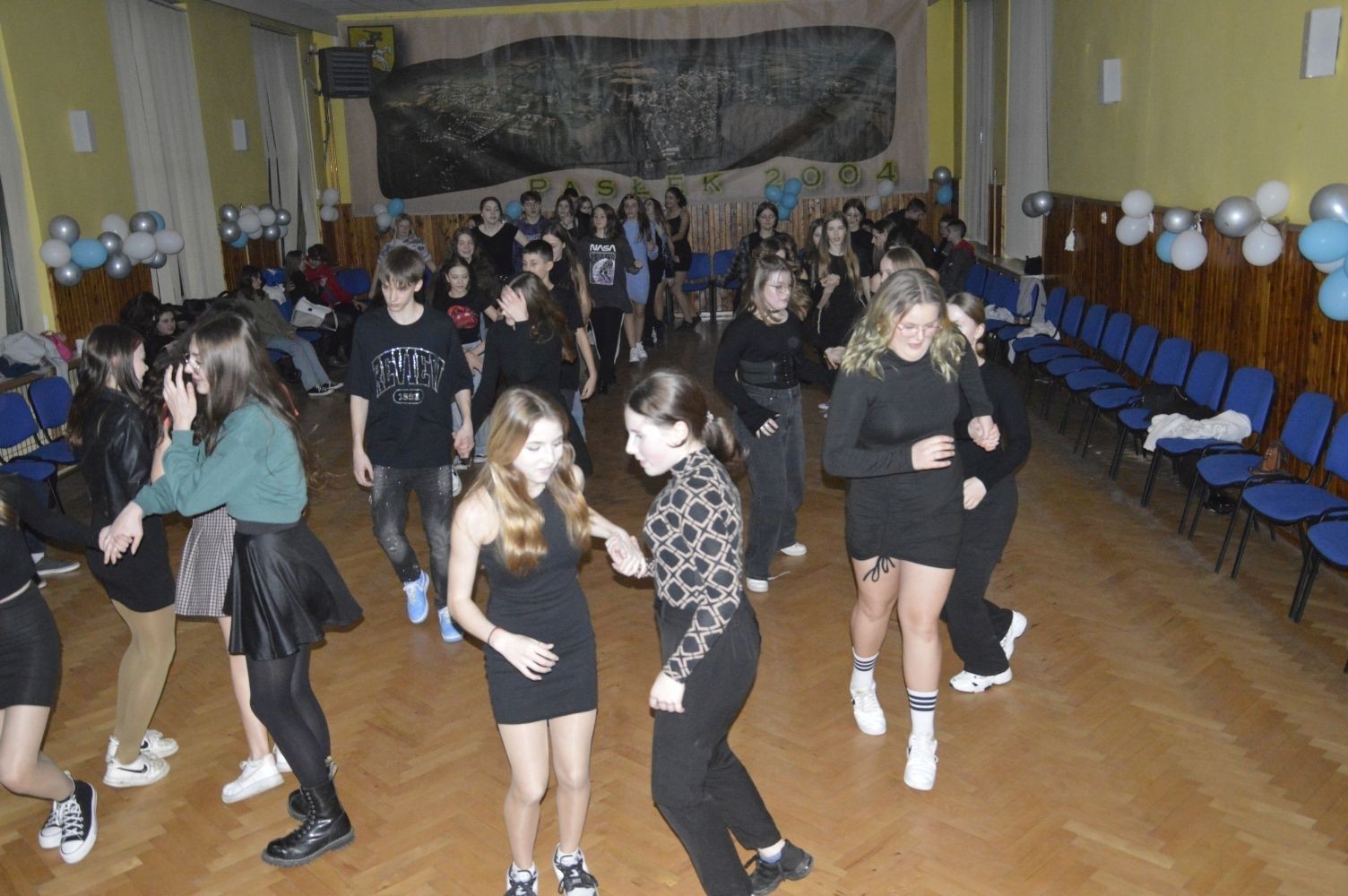 16 lutego w naszej szkole odbyły się dwa bale karnawałowe. Najpierw muzyka porwała do tańca uczniów klas 4-6, a później uczniów z klas 7-8. Radosny, szeroki uśmiech na twarzach naszych uczniów to najlepsze podsumowanie wspólnej zabawy. Pozostały wspomnienia, które będą nam towarzyszyć do kolejnego balu.