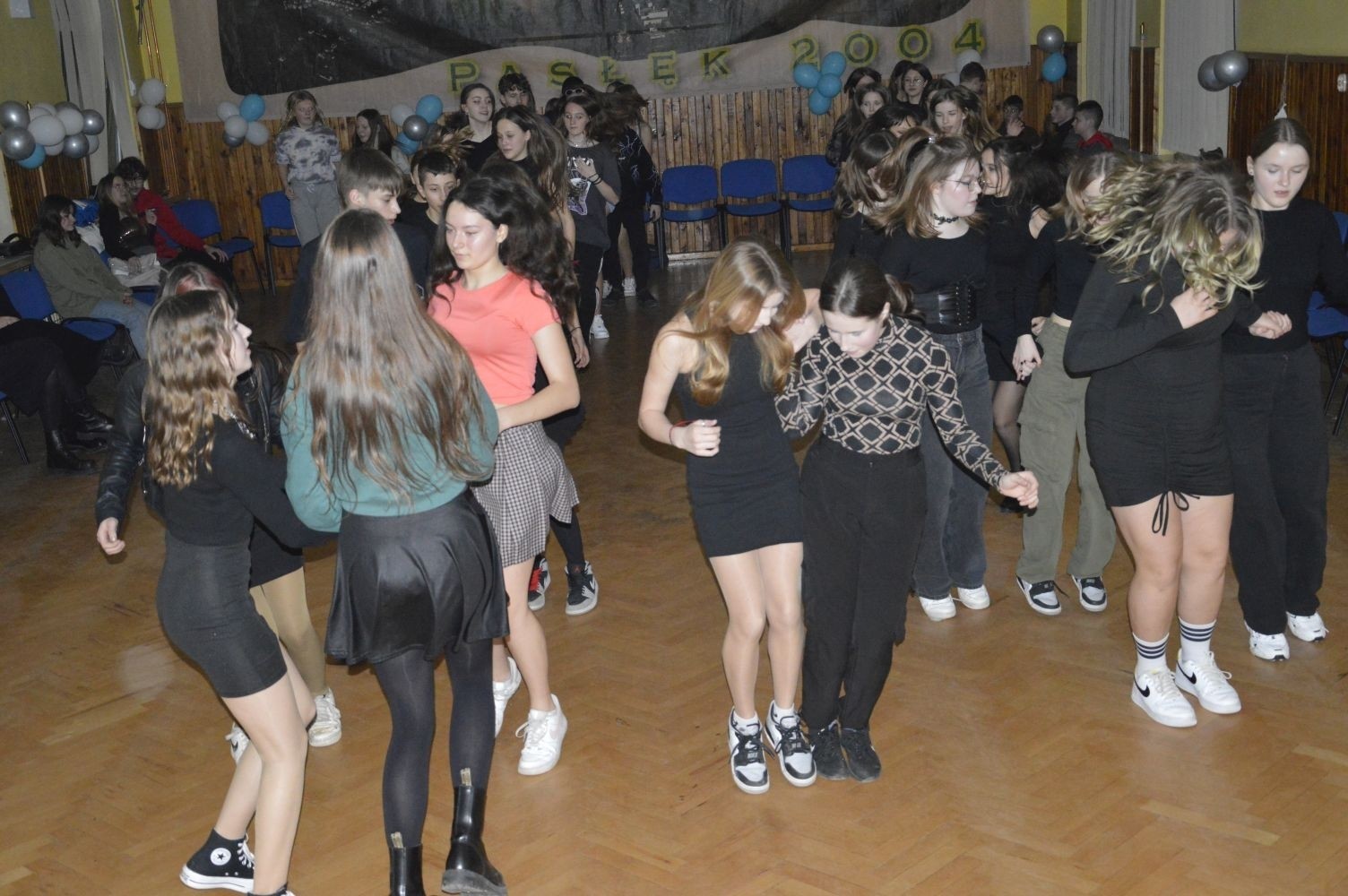 16 lutego w naszej szkole odbyły się dwa bale karnawałowe. Najpierw muzyka porwała do tańca uczniów klas 4-6, a później uczniów z klas 7-8. Radosny, szeroki uśmiech na twarzach naszych uczniów to najlepsze podsumowanie wspólnej zabawy. Pozostały wspomnienia, które będą nam towarzyszyć do kolejnego balu.