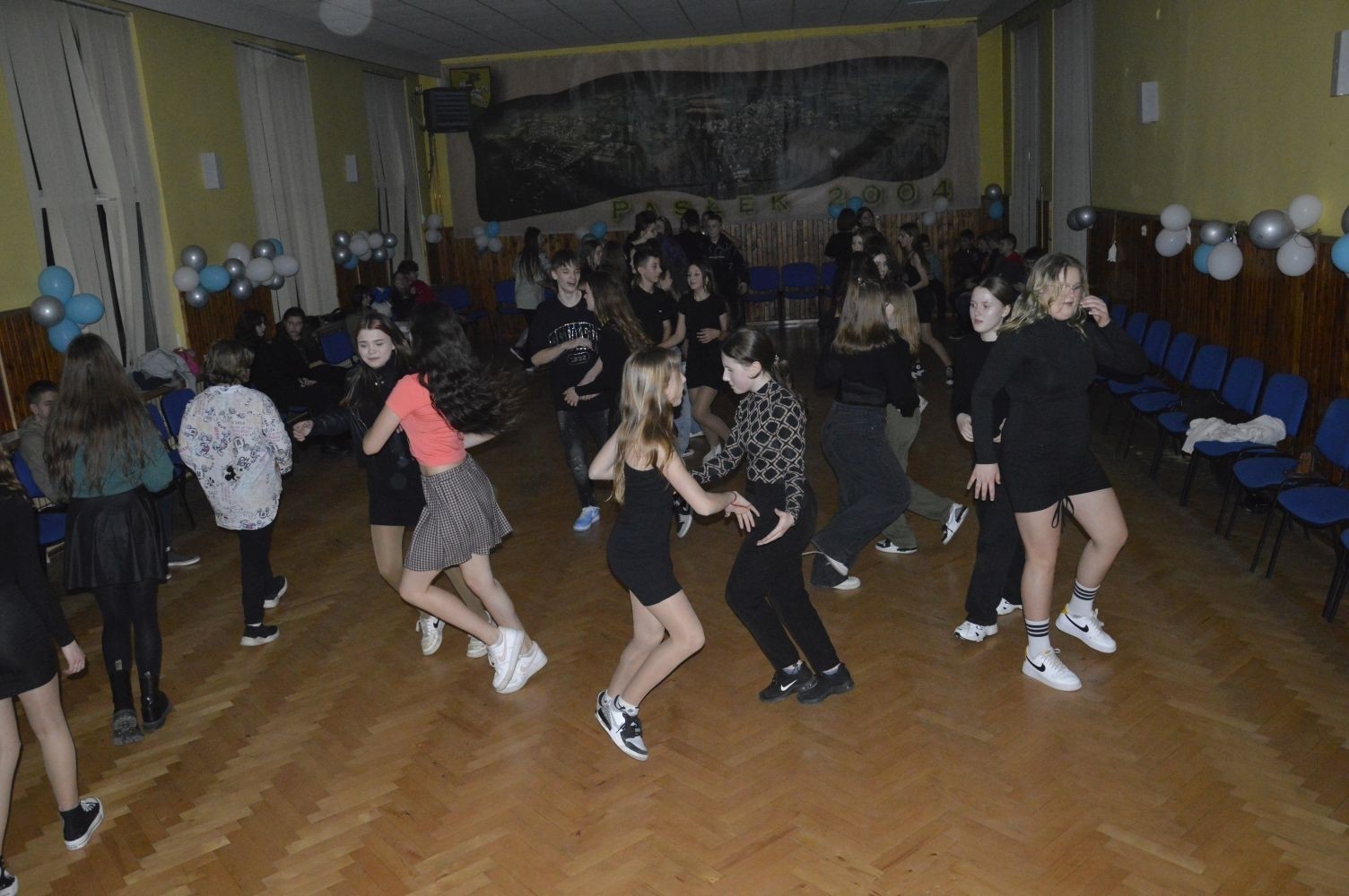 16 lutego w naszej szkole odbyły się dwa bale karnawałowe. Najpierw muzyka porwała do tańca uczniów klas 4-6, a później uczniów z klas 7-8. Radosny, szeroki uśmiech na twarzach naszych uczniów to najlepsze podsumowanie wspólnej zabawy. Pozostały wspomnienia, które będą nam towarzyszyć do kolejnego balu.