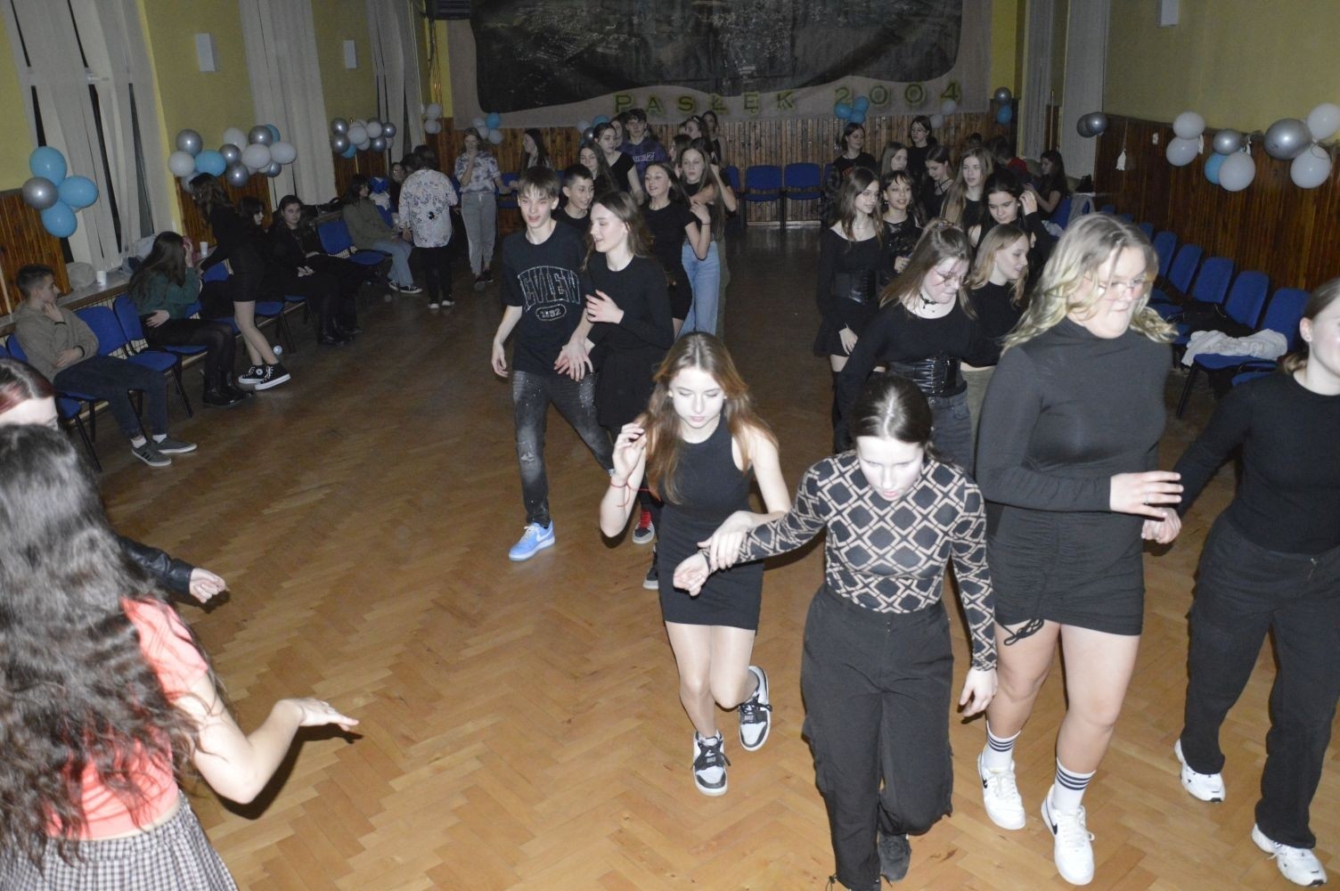 16 lutego w naszej szkole odbyły się dwa bale karnawałowe. Najpierw muzyka porwała do tańca uczniów klas 4-6, a później uczniów z klas 7-8. Radosny, szeroki uśmiech na twarzach naszych uczniów to najlepsze podsumowanie wspólnej zabawy. Pozostały wspomnienia, które będą nam towarzyszyć do kolejnego balu.