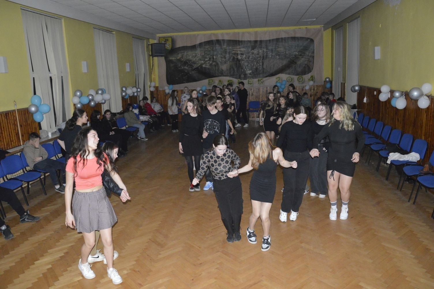 16 lutego w naszej szkole odbyły się dwa bale karnawałowe. Najpierw muzyka porwała do tańca uczniów klas 4-6, a później uczniów z klas 7-8. Radosny, szeroki uśmiech na twarzach naszych uczniów to najlepsze podsumowanie wspólnej zabawy. Pozostały wspomnienia, które będą nam towarzyszyć do kolejnego balu.