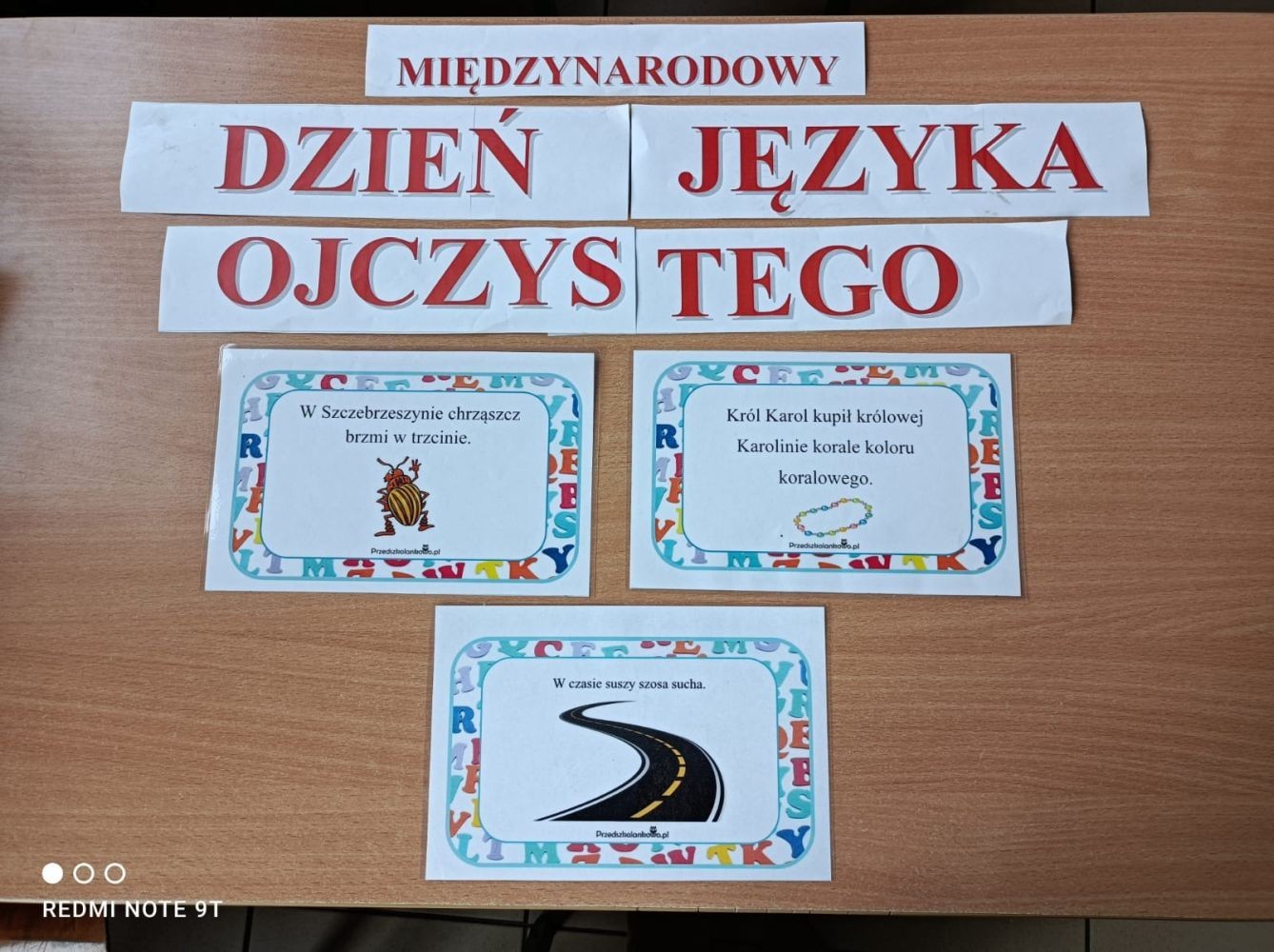 21 lutego na całym świecie obchodzony był Międzynarodowy Dzień Języka Ojczystego.  W obchody tego święta włączyli się uczniowie klas I - III naszej szkoły.  Podczas swoich zajęć mogli dowiedzieć się, czym jest język ojczysty, dlaczego należy o niego dbać i używać go w sposób poprawny. Ogromnym zainteresowaniem cieszyły się zabawy językowe. Wymowa „łamańców językowych” okazała się dla nich nie lada wyzwaniem i dostarczyła mnóstwo radości. Ponadto uczniowie poznali brzmienie niektórych słów w różnych polskich gwarach, co wzbudziło duże emocje. Poprzez zabawę najmłodsi poznali mnóstwo ciekawostek na temat języka ojczystego, a na drzwiach klas pojawiły się ilustracje z „łamańcami językowymi”, które służyły innym uczniom do zabaw z językiem polskim. 