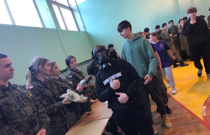 Przed uczniami klas ósmych poważna decyzja - wybór szkoły ponadpodstawowej. W dniu 22.03.2023 r. klasy 8 miały okazję poznać ofertę jednej z pasłeckich szkół. Uczniowie najstarszych klas naszej szkoły odwiedzili Zespół Szkół Ekonomicznych i Technicznychim. Stanisława Mikołajczyka w Pasłęku. Ósmoklasiści chętnie zwiedzali budynek szkoły, brali udział w zorganizowanych warsztatach i zajęciach, poznawali kierunki kształcenia, rozmawiali z uczniami tej szkoły. Uczniowie ZSEiT z chęcią dzielili się swoimi doświadczeniami, odpowiadali na pytania i przedstawiali ofertę szkoły.