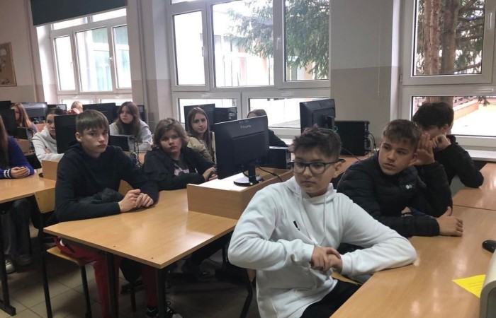 Przed uczniami klas ósmych poważna decyzja - wybór szkoły ponadpodstawowej. W dniu 22.03.2023 r. klasy 8 miały okazję poznać ofertę jednej z pasłeckich szkół. Uczniowie najstarszych klas naszej szkoły odwiedzili Zespół Szkół Ekonomicznych i Technicznychim. Stanisława Mikołajczyka w Pasłęku. Ósmoklasiści chętnie zwiedzali budynek szkoły, brali udział w zorganizowanych warsztatach i zajęciach, poznawali kierunki kształcenia, rozmawiali z uczniami tej szkoły. Uczniowie ZSEiT z chęcią dzielili się swoimi doświadczeniami, odpowiadali na pytania i przedstawiali ofertę szkoły.