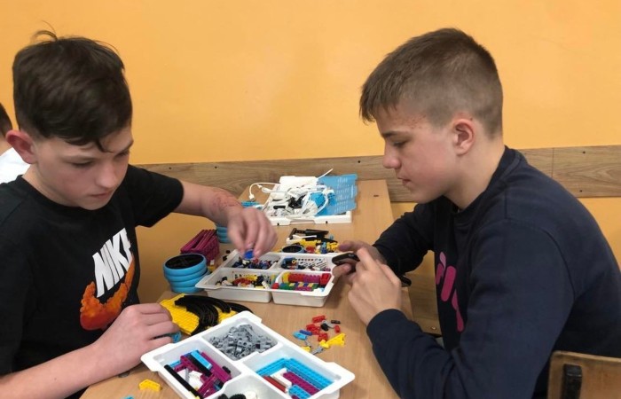 Za nami kolejne spotkanie młodych robotyków. Tym razem projekt uczniowie spędzili bardzo pracowicie czas na zbudowaniu z klocków Lego Spike Prime robota - kraba. Kolejnym krokiem było zaprogramowanie  robota. Czas na zajęciach biegnie nieubłaganie :)