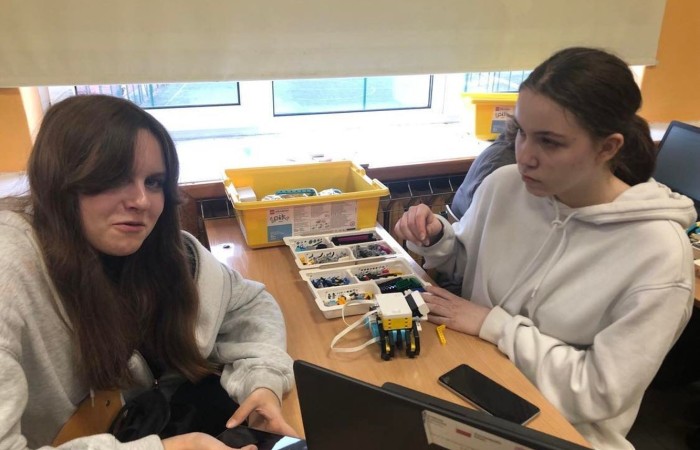 Za nami kolejne spotkanie młodych robotyków. Tym razem projekt uczniowie spędzili bardzo pracowicie czas na zbudowaniu z klocków Lego Spike Prime robota - kraba. Kolejnym krokiem było zaprogramowanie  robota. Czas na zajęciach biegnie nieubłaganie :)