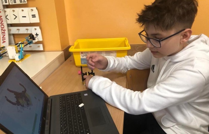 Za nami kolejne spotkanie młodych robotyków. Tym razem projekt uczniowie spędzili bardzo pracowicie czas na zbudowaniu z klocków Lego Spike Prime robota - kraba. Kolejnym krokiem było zaprogramowanie  robota. Czas na zajęciach biegnie nieubłaganie :)