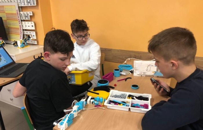 Za nami kolejne spotkanie młodych robotyków. Tym razem projekt uczniowie spędzili bardzo pracowicie czas na zbudowaniu z klocków Lego Spike Prime robota - kraba. Kolejnym krokiem było zaprogramowanie  robota. Czas na zajęciach biegnie nieubłaganie :)