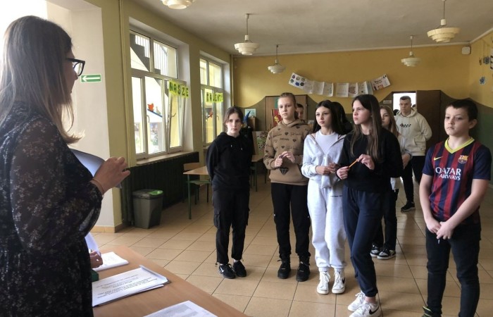 3 kwietnia br. Odbyły się wybory do Młodzieżowej Rady Gminy Pasłęk. Nasz okręg wyborczy ma 2 mandaty. W wyborach mogli głosować ci uczniowie, którzy ukończyli 12 lat i mieszkają na terenie miasta i gminy Pasłęk.
W wyniku głosowania przedstawicielami naszej szkoły do Młodzieżowej Rady Gminy Pasłęk zostali:
Marek Kozłowski z klasy 8a  - 50 głosów
Oliwia Gromala - 26 głosów.