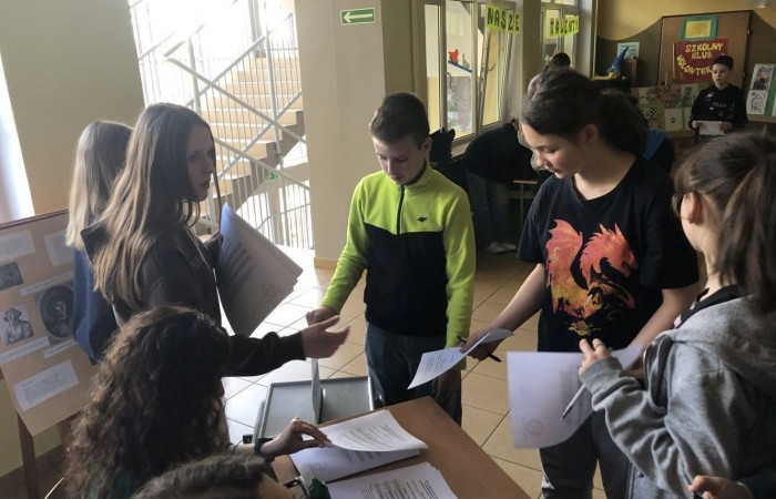 3 kwietnia br. Odbyły się wybory do Młodzieżowej Rady Gminy Pasłęk. Nasz okręg wyborczy ma 2 mandaty. W wyborach mogli głosować ci uczniowie, którzy ukończyli 12 lat i mieszkają na terenie miasta i gminy Pasłęk.
W wyniku głosowania przedstawicielami naszej szkoły do Młodzieżowej Rady Gminy Pasłęk zostali:
Marek Kozłowski z klasy 8a  - 50 głosów
Oliwia Gromala - 26 głosów.