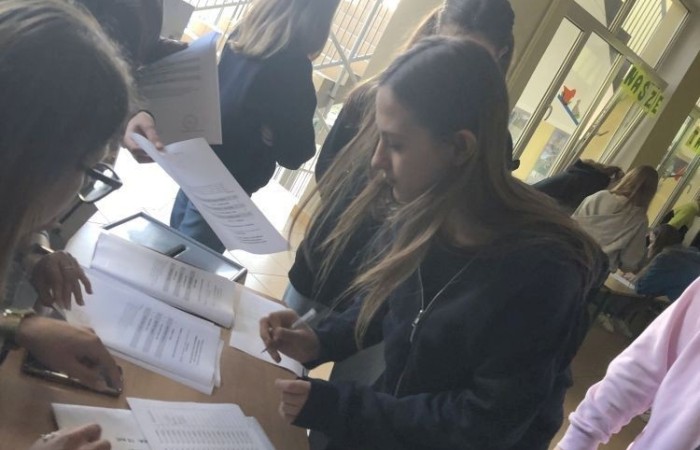 3 kwietnia br. Odbyły się wybory do Młodzieżowej Rady Gminy Pasłęk. Nasz okręg wyborczy ma 2 mandaty. W wyborach mogli głosować ci uczniowie, którzy ukończyli 12 lat i mieszkają na terenie miasta i gminy Pasłęk.
W wyniku głosowania przedstawicielami naszej szkoły do Młodzieżowej Rady Gminy Pasłęk zostali:
Marek Kozłowski z klasy 8a  - 50 głosów
Oliwia Gromala - 26 głosów.