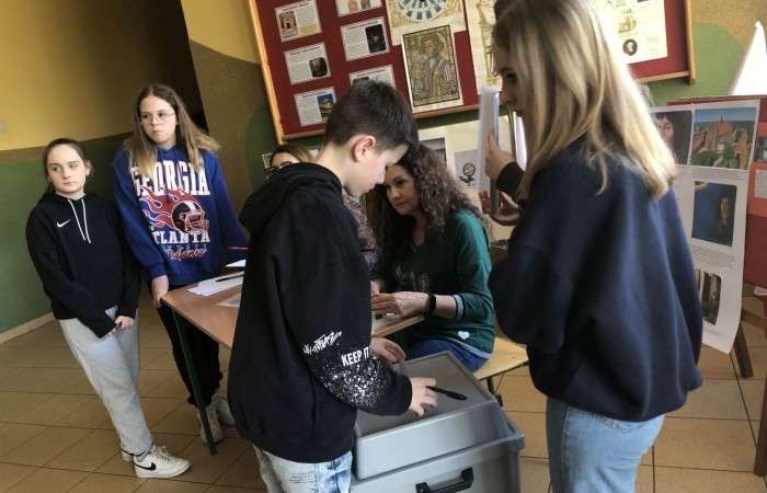 3 kwietnia br. Odbyły się wybory do Młodzieżowej Rady Gminy Pasłęk. Nasz okręg wyborczy ma 2 mandaty. W wyborach mogli głosować ci uczniowie, którzy ukończyli 12 lat i mieszkają na terenie miasta i gminy Pasłęk.
W wyniku głosowania przedstawicielami naszej szkoły do Młodzieżowej Rady Gminy Pasłęk zostali:
Marek Kozłowski z klasy 8a  - 50 głosów
Oliwia Gromala - 26 głosów.