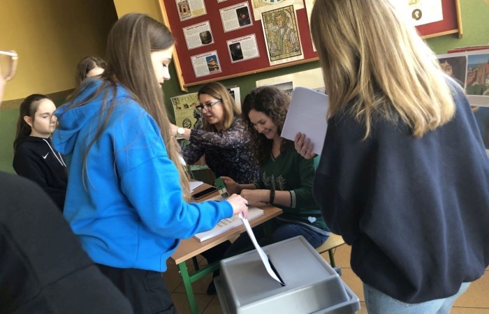 3 kwietnia br. Odbyły się wybory do Młodzieżowej Rady Gminy Pasłęk. Nasz okręg wyborczy ma 2 mandaty. W wyborach mogli głosować ci uczniowie, którzy ukończyli 12 lat i mieszkają na terenie miasta i gminy Pasłęk.
W wyniku głosowania przedstawicielami naszej szkoły do Młodzieżowej Rady Gminy Pasłęk zostali:
Marek Kozłowski z klasy 8a  - 50 głosów
Oliwia Gromala - 26 głosów.