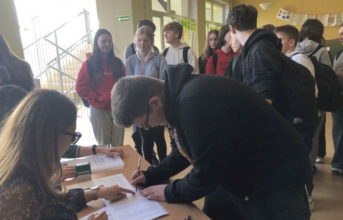 3 kwietnia br. Odbyły się wybory do Młodzieżowej Rady Gminy Pasłęk. Nasz okręg wyborczy ma 2 mandaty. W wyborach mogli głosować ci uczniowie, którzy ukończyli 12 lat i mieszkają na terenie miasta i gminy Pasłęk.
W wyniku głosowania przedstawicielami naszej szkoły do Młodzieżowej Rady Gminy Pasłęk zostali:
Marek Kozłowski z klasy 8a  - 50 głosów
Oliwia Gromala - 26 głosów.