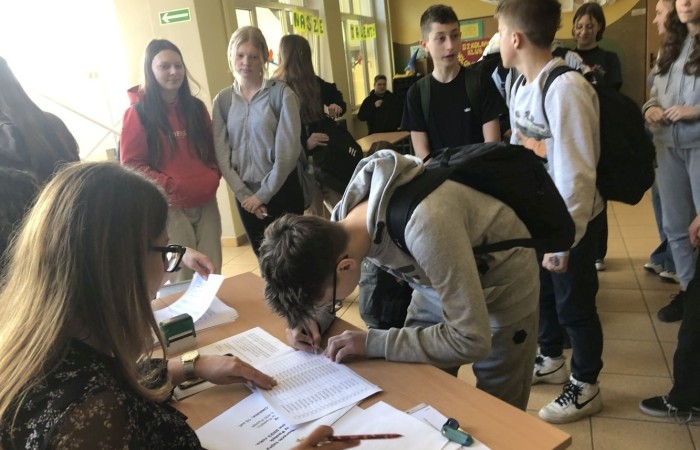 3 kwietnia br. Odbyły się wybory do Młodzieżowej Rady Gminy Pasłęk. Nasz okręg wyborczy ma 2 mandaty. W wyborach mogli głosować ci uczniowie, którzy ukończyli 12 lat i mieszkają na terenie miasta i gminy Pasłęk.
W wyniku głosowania przedstawicielami naszej szkoły do Młodzieżowej Rady Gminy Pasłęk zostali:
Marek Kozłowski z klasy 8a  - 50 głosów
Oliwia Gromala - 26 głosów.