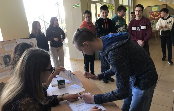 3 kwietnia br. Odbyły się wybory do Młodzieżowej Rady Gminy Pasłęk. Nasz okręg wyborczy ma 2 mandaty. W wyborach mogli głosować ci uczniowie, którzy ukończyli 12 lat i mieszkają na terenie miasta i gminy Pasłęk.
W wyniku głosowania przedstawicielami naszej szkoły do Młodzieżowej Rady Gminy Pasłęk zostali:
Marek Kozłowski z klasy 8a  - 50 głosów
Oliwia Gromala - 26 głosów.