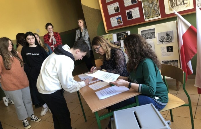 3 kwietnia br. Odbyły się wybory do Młodzieżowej Rady Gminy Pasłęk. Nasz okręg wyborczy ma 2 mandaty. W wyborach mogli głosować ci uczniowie, którzy ukończyli 12 lat i mieszkają na terenie miasta i gminy Pasłęk.
W wyniku głosowania przedstawicielami naszej szkoły do Młodzieżowej Rady Gminy Pasłęk zostali:
Marek Kozłowski z klasy 8a  - 50 głosów
Oliwia Gromala - 26 głosów.