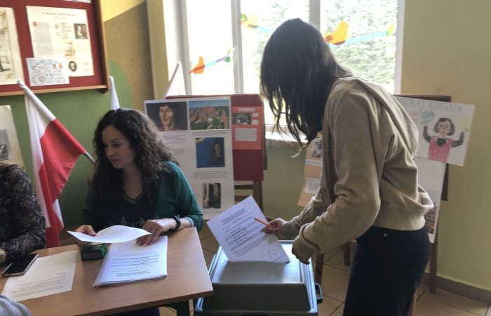 3 kwietnia br. Odbyły się wybory do Młodzieżowej Rady Gminy Pasłęk. Nasz okręg wyborczy ma 2 mandaty. W wyborach mogli głosować ci uczniowie, którzy ukończyli 12 lat i mieszkają na terenie miasta i gminy Pasłęk.
W wyniku głosowania przedstawicielami naszej szkoły do Młodzieżowej Rady Gminy Pasłęk zostali:
Marek Kozłowski z klasy 8a  - 50 głosów
Oliwia Gromala - 26 głosów.