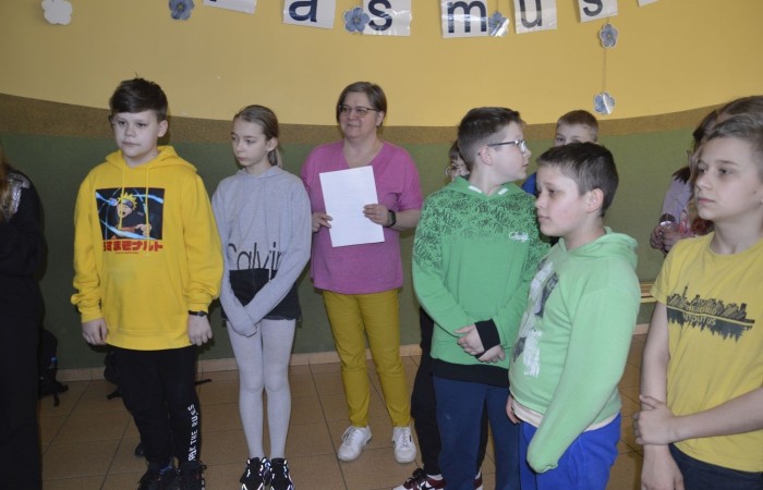 Dużą atrakcją tego dnia była możliwość sprawdzenia swojej wiedzy o Koperniku, zwierzętach, roślinach, matematyce, informatyce, ekologii i geografii, czyli lubiane przez wszystkich  Koło Fortuny. Kołem kręcili uczniowie, ale również pani Dyrektor oraz Pani woźna Irena, które oczywiście odpowiedziały poprawnie na pytania i zasłużyły na słodką nagrodę. Zwieńczeniem obchodów  roku kopernikańskiego w naszej szkole, był konkurs wiedzy o naszym wybitnym astronomie. Wzięło w nim udział 27 uczennic i uczniów z klas IV-VIII. Zwycięzców poznamy wkrótce.