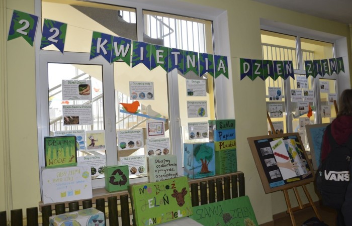 „A jednak się kręci!” rzekł Galileusz mając na myśli teorię stworzoną przez Mikołaja Kopernika na temat ruchów Ziemi i innych planet. Mikołaj Kopernik „ruszył Ziemię” a teraz w naszych rękach jest los tej Ziemi. Dlatego, jak co roku, świętujemy Dzień Ziemi aby zaszczepiać wśród uczniów idee proekologiczne. W tym roku podsumowanie roku kopernikańskiego i świętowanie Dnia Ziemi odbyło się w piątek 21 kwietnia, a więc w przededniu święta naszej planety. Z tej okazji na szkolnym holu przygotowane zostały gazetki tematyczne: o Mikołaju Koperniku i ekologiczna o zagrożeniach, jakie czyhają na Ziemię oraz sposobach jej ochrony. Uczniowie przygotowali prace plastyczne z hasłami zachęcającymi do segregowania odpadów. Na sztalugach zaś zawisły prace uczniowskie wykonane w ramach Akcji Społeczno –Edukacyjnej „Konwalia”. 