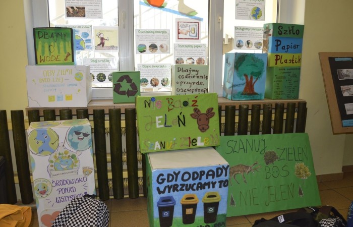 Dużą atrakcją tego dnia była możliwość sprawdzenia swojej wiedzy o Koperniku, zwierzętach, roślinach, matematyce, informatyce, ekologii i geografii, czyli lubiane przez wszystkich  Koło Fortuny. Kołem kręcili uczniowie, ale również pani Dyrektor oraz Pani woźna Irena, które oczywiście odpowiedziały poprawnie na pytania i zasłużyły na słodką nagrodę. Zwieńczeniem obchodów  roku kopernikańskiego w naszej szkole, był konkurs wiedzy o naszym wybitnym astronomie. Wzięło w nim udział 27 uczennic i uczniów z klas IV-VIII. Zwycięzców poznamy wkrótce.