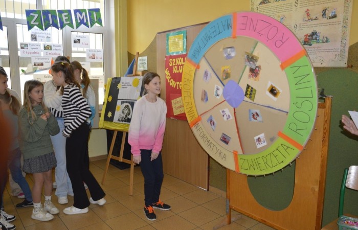 Dużą atrakcją tego dnia była możliwość sprawdzenia swojej wiedzy o Koperniku, zwierzętach, roślinach, matematyce, informatyce, ekologii i geografii, czyli lubiane przez wszystkich  Koło Fortuny. Kołem kręcili uczniowie, ale również pani Dyrektor oraz Pani woźna Irena, które oczywiście odpowiedziały poprawnie na pytania i zasłużyły na słodką nagrodę. Zwieńczeniem obchodów  roku kopernikańskiego w naszej szkole, był konkurs wiedzy o naszym wybitnym astronomie. Wzięło w nim udział 27 uczennic i uczniów z klas IV-VIII. Zwycięzców poznamy wkrótce.