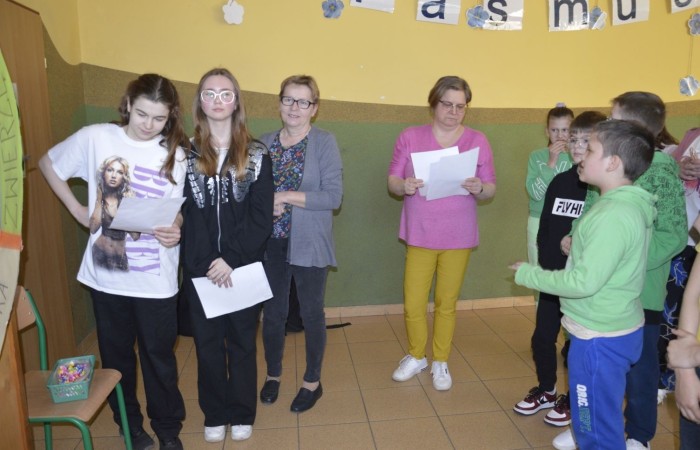 Dużą atrakcją tego dnia była możliwość sprawdzenia swojej wiedzy o Koperniku, zwierzętach, roślinach, matematyce, informatyce, ekologii i geografii, czyli lubiane przez wszystkich  Koło Fortuny. Kołem kręcili uczniowie, ale również pani Dyrektor oraz Pani woźna Irena, które oczywiście odpowiedziały poprawnie na pytania i zasłużyły na słodką nagrodę. Zwieńczeniem obchodów  roku kopernikańskiego w naszej szkole, był konkurs wiedzy o naszym wybitnym astronomie. Wzięło w nim udział 27 uczennic i uczniów z klas IV-VIII. Zwycięzców poznamy wkrótce.