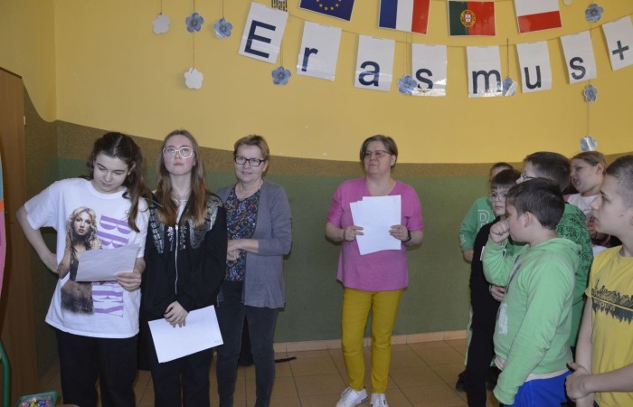 Dużą atrakcją tego dnia była możliwość sprawdzenia swojej wiedzy o Koperniku, zwierzętach, roślinach, matematyce, informatyce, ekologii i geografii, czyli lubiane przez wszystkich  Koło Fortuny. Kołem kręcili uczniowie, ale również pani Dyrektor oraz Pani woźna Irena, które oczywiście odpowiedziały poprawnie na pytania i zasłużyły na słodką nagrodę. Zwieńczeniem obchodów  roku kopernikańskiego w naszej szkole, był konkurs wiedzy o naszym wybitnym astronomie. Wzięło w nim udział 27 uczennic i uczniów z klas IV-VIII. Zwycięzców poznamy wkrótce.