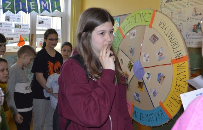 Dużą atrakcją tego dnia była możliwość sprawdzenia swojej wiedzy o Koperniku, zwierzętach, roślinach, matematyce, informatyce, ekologii i geografii, czyli lubiane przez wszystkich  Koło Fortuny. Kołem kręcili uczniowie, ale również pani Dyrektor oraz Pani woźna Irena, które oczywiście odpowiedziały poprawnie na pytania i zasłużyły na słodką nagrodę. Zwieńczeniem obchodów  roku kopernikańskiego w naszej szkole, był konkurs wiedzy o naszym wybitnym astronomie. Wzięło w nim udział 27 uczennic i uczniów z klas IV-VIII. Zwycięzców poznamy wkrótce.