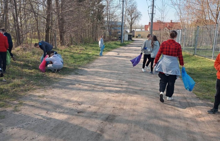 Ale jako, że nie tylko słowa się liczą, ale i czyny, uczniowie, pod opieką wychowawców, ruszyli do sprzątania terenów wokół szkoły. 