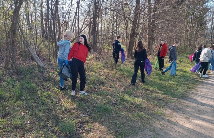 Ale jako, że nie tylko słowa się liczą, ale i czyny, uczniowie, pod opieką wychowawców, ruszyli do sprzątania terenów wokół szkoły. 