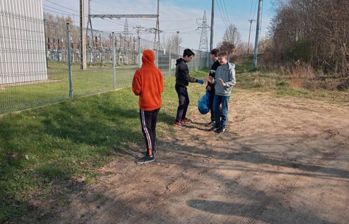 Ale jako, że nie tylko słowa się liczą, ale i czyny, uczniowie, pod opieką wychowawców, ruszyli do sprzątania terenów wokół szkoły. 