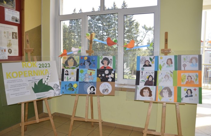 „A jednak się kręci!” rzekł Galileusz mając na myśli teorię stworzoną przez Mikołaja Kopernika na temat ruchów Ziemi i innych planet. Mikołaj Kopernik „ruszył Ziemię” a teraz w naszych rękach jest los tej Ziemi. Dlatego, jak co roku, świętujemy Dzień Ziemi aby zaszczepiać wśród uczniów idee proekologiczne. W tym roku podsumowanie roku kopernikańskiego i świętowanie Dnia Ziemi odbyło się w piątek 21 kwietnia, a więc w przededniu święta naszej planety. Z tej okazji na szkolnym holu przygotowane zostały gazetki tematyczne: o Mikołaju Koperniku i ekologiczna o zagrożeniach, jakie czyhają na Ziemię oraz sposobach jej ochrony. Uczniowie przygotowali prace plastyczne z hasłami zachęcającymi do segregowania odpadów. Na sztalugach zaś zawisły prace uczniowskie wykonane w ramach Akcji Społeczno –Edukacyjnej „Konwalia”. 