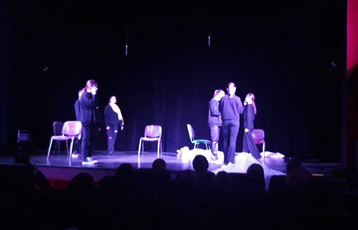 We wtorek 25 kwietnia uczniowie klas siódmych i ósmych udali się do Pasłęckiego Ośrodka Kultury, aby obejrzeć kolejną interpretację książki Antoine de Saint- Exupery ,,Mały Książę” w wykonaniu uczniów z Grupy Teatralnej Pasłęckiego Ośrodka Kultury. Sektakl wyreżyserował Marcin Tomasik- aktor Teatru im. Sewruka w Elblagu.
Młodzi aktorzy zaprezentowali swoją sztukę przed publicznością nie tylko naszej szkoły, ale także z pasłęckiego liceum. Współczesna wersja Małego Księcia przygotowana przez sześcioosobową grupę utalentowanej młodzieży zachwyciła widzów od samego począktu przedstawienia. Zasłuchani widzowie uważnie śledzili podróż głównego bohatera, w którego postać wcielali się poszczególni młodzi artyści. Podziwiali krótkie choreografie i wsłuchani w nastrojową muzykę przygladali się minimalistycznej scenografii. Miłość, radość, smutek i wzruszenie to tylko kilka z całego wachlarza emocji, jakie aktorzy wzbudzali na scenie.
Przedstawienie cieszyło się bardzo dużym zainteresowaniem widzów, którzy nagrodzili aktorów gromkimi brawami.  

  Sztuka w wykonaniu młodych artystów na długo pozostanie w pamięci uczniów.