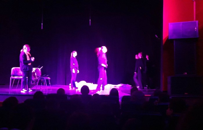 We wtorek 25 kwietnia uczniowie klas siódmych i ósmych udali się do Pasłęckiego Ośrodka Kultury, aby obejrzeć kolejną interpretację książki Antoine de Saint- Exupery ,,Mały Książę” w wykonaniu uczniów z Grupy Teatralnej Pasłęckiego Ośrodka Kultury. Sektakl wyreżyserował Marcin Tomasik- aktor Teatru im. Sewruka w Elblagu.
Młodzi aktorzy zaprezentowali swoją sztukę przed publicznością nie tylko naszej szkoły, ale także z pasłęckiego liceum. Współczesna wersja Małego Księcia przygotowana przez sześcioosobową grupę utalentowanej młodzieży zachwyciła widzów od samego począktu przedstawienia. Zasłuchani widzowie uważnie śledzili podróż głównego bohatera, w którego postać wcielali się poszczególni młodzi artyści. Podziwiali krótkie choreografie i wsłuchani w nastrojową muzykę przygladali się minimalistycznej scenografii. Miłość, radość, smutek i wzruszenie to tylko kilka z całego wachlarza emocji, jakie aktorzy wzbudzali na scenie.
Przedstawienie cieszyło się bardzo dużym zainteresowaniem widzów, którzy nagrodzili aktorów gromkimi brawami.  

  Sztuka w wykonaniu młodych artystów na długo pozostanie w pamięci uczniów.