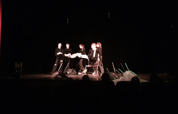 We wtorek 25 kwietnia uczniowie klas siódmych i ósmych udali się do Pasłęckiego Ośrodka Kultury, aby obejrzeć kolejną interpretację książki Antoine de Saint- Exupery ,,Mały Książę” w wykonaniu uczniów z Grupy Teatralnej Pasłęckiego Ośrodka Kultury. Sektakl wyreżyserował Marcin Tomasik- aktor Teatru im. Sewruka w Elblagu.
Młodzi aktorzy zaprezentowali swoją sztukę przed publicznością nie tylko naszej szkoły, ale także z pasłęckiego liceum. Współczesna wersja Małego Księcia przygotowana przez sześcioosobową grupę utalentowanej młodzieży zachwyciła widzów od samego począktu przedstawienia. Zasłuchani widzowie uważnie śledzili podróż głównego bohatera, w którego postać wcielali się poszczególni młodzi artyści. Podziwiali krótkie choreografie i wsłuchani w nastrojową muzykę przygladali się minimalistycznej scenografii. Miłość, radość, smutek i wzruszenie to tylko kilka z całego wachlarza emocji, jakie aktorzy wzbudzali na scenie.
Przedstawienie cieszyło się bardzo dużym zainteresowaniem widzów, którzy nagrodzili aktorów gromkimi brawami.  

  Sztuka w wykonaniu młodych artystów na długo pozostanie w pamięci uczniów.