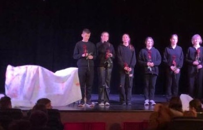 We wtorek 25 kwietnia uczniowie klas siódmych i ósmych udali się do Pasłęckiego Ośrodka Kultury, aby obejrzeć kolejną interpretację książki Antoine de Saint- Exupery ,,Mały Książę” w wykonaniu uczniów z Grupy Teatralnej Pasłęckiego Ośrodka Kultury. Sektakl wyreżyserował Marcin Tomasik- aktor Teatru im. Sewruka w Elblagu.
Młodzi aktorzy zaprezentowali swoją sztukę przed publicznością nie tylko naszej szkoły, ale także z pasłęckiego liceum. Współczesna wersja Małego Księcia przygotowana przez sześcioosobową grupę utalentowanej młodzieży zachwyciła widzów od samego począktu przedstawienia. Zasłuchani widzowie uważnie śledzili podróż głównego bohatera, w którego postać wcielali się poszczególni młodzi artyści. Podziwiali krótkie choreografie i wsłuchani w nastrojową muzykę przygladali się minimalistycznej scenografii. Miłość, radość, smutek i wzruszenie to tylko kilka z całego wachlarza emocji, jakie aktorzy wzbudzali na scenie.
Przedstawienie cieszyło się bardzo dużym zainteresowaniem widzów, którzy nagrodzili aktorów gromkimi brawami.  

  Sztuka w wykonaniu młodych artystów na długo pozostanie w pamięci uczniów.