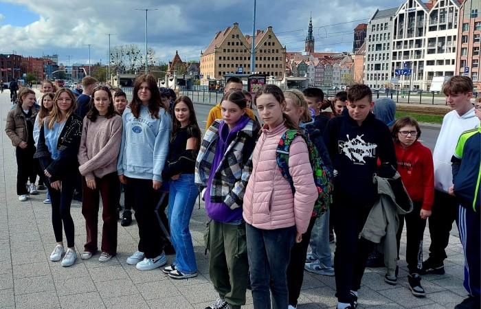 Dnia 26 kwietnia Klasy 6 a i 6 b pojechały na wycieczkę do Trójmiasta. Najpierw odwiedziliśmy wietrzną Gdynię, gdzie mieliśmy zajęcia w Centrum Nauki Eksperyment. Klasa 6a uczestniczyła w lekcji - kryptonim eksperyment, gdzie uczyli się szyfrowania. Natomiast klasa 6 b brała udział w lekcji poświęconej mikrobiologii. Oglądaliśmy różne eksponaty przez mikroskop. Obie lekcje bardzo się podobały. Potem ruszyliśmy na Starówkę w Gdańsku. Odwiedziliśmy Neptuna i spacerowaliśmy po uliczkach Starego Miasta. Ostatnim punktem wycieczki było Muzeum Iluzji De Ja Vu. Jest to miejsce iluzji, złudzeń optycznych i sztuki cyfrowej. Udało nam się zrobić bardzo ciekawe zdjęcia.